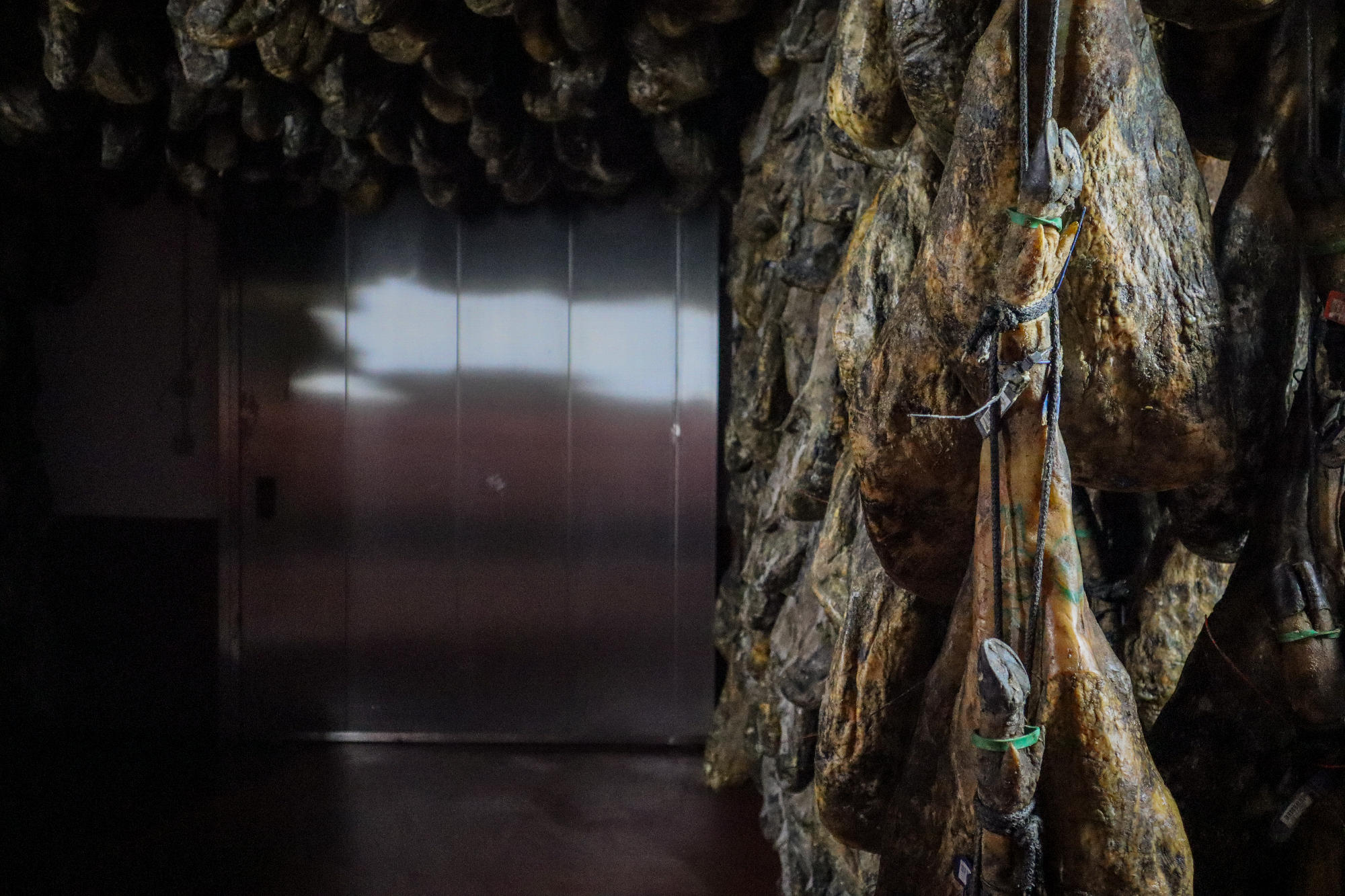 Hanging jamón detail